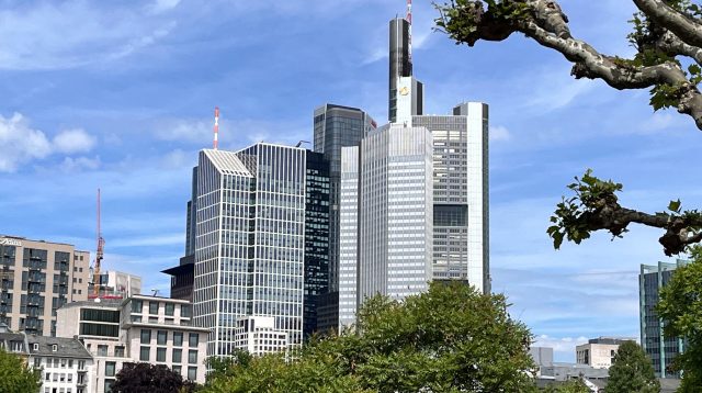 Der Turm der Commerzbank in der Frankfurter Skyline.