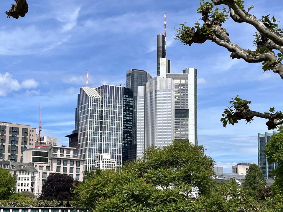 Der Turm der Commerzbank  in der Frankfurter Skyline.