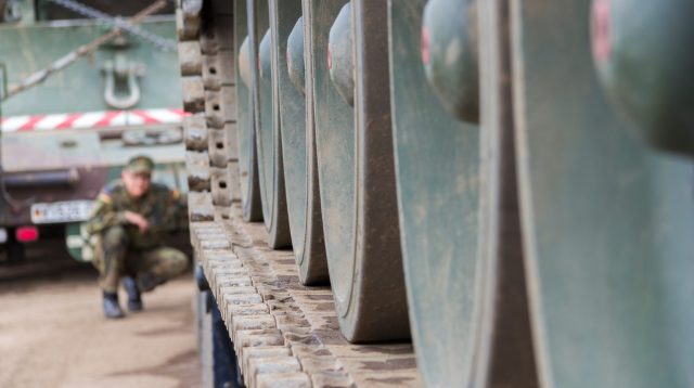 Panzerkette auf einem Schwerlasttransport
