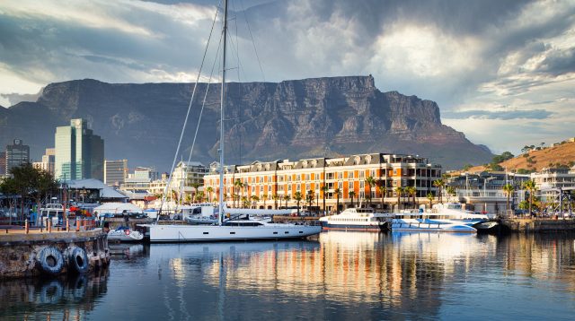 Hafen in Kapstadt mit dem Tafelberg im Hintergrund