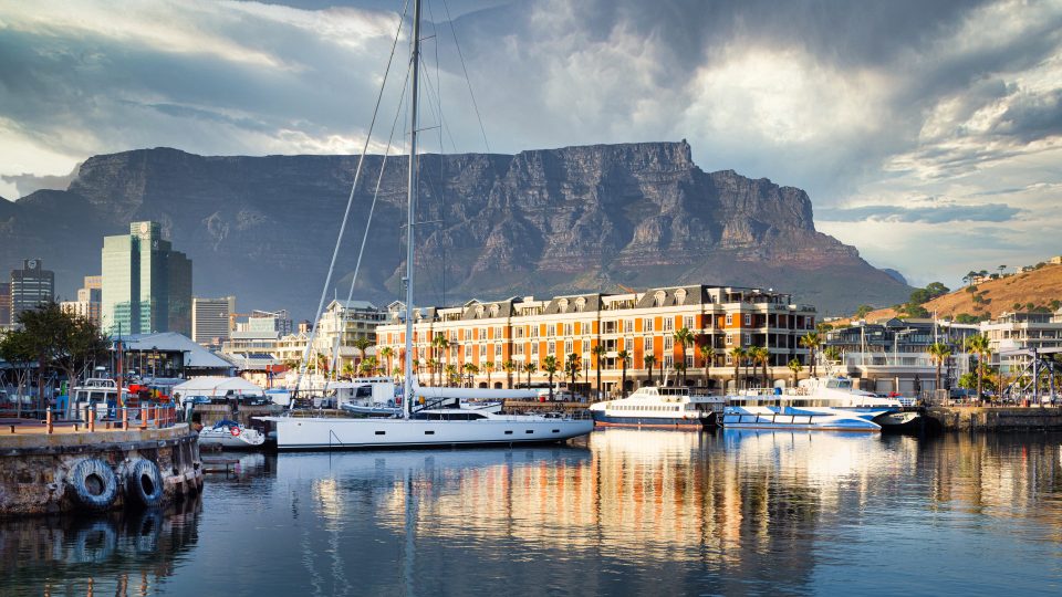 Hafen in Kapstadt mit dem Tafelberg im Hintergrund