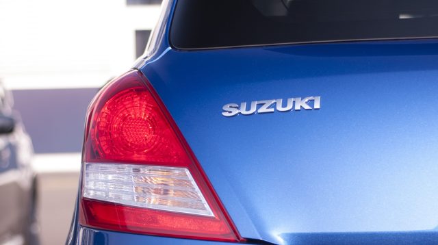 Suzuki-Schriftzug auf Auto