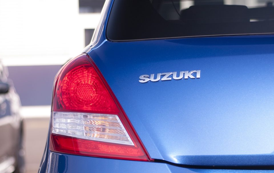 Suzuki-Schriftzug auf Auto
