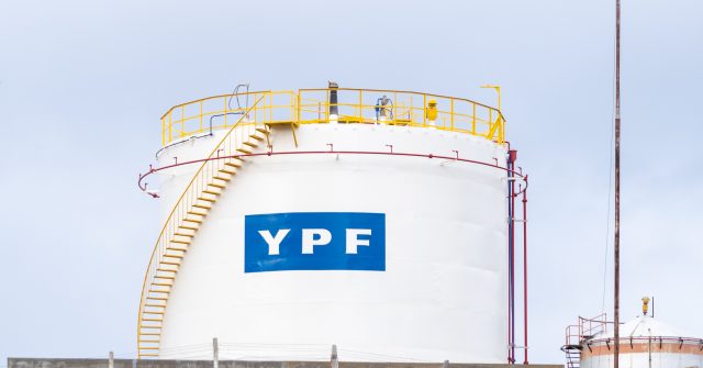YPF Öltank bei einem Ölterminal in Ushuaia, Patagonien