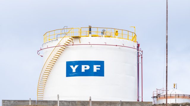 YPF Öltank bei einem  Ölterminal in Ushuaia, Patagonien