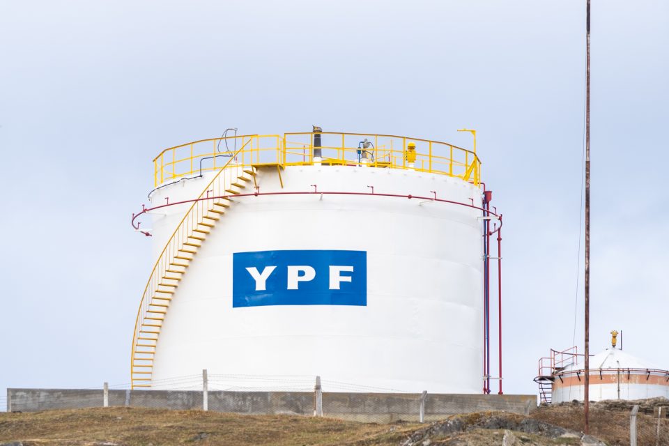 YPF Öltank bei einem Ölterminal in Ushuaia, Patagonien