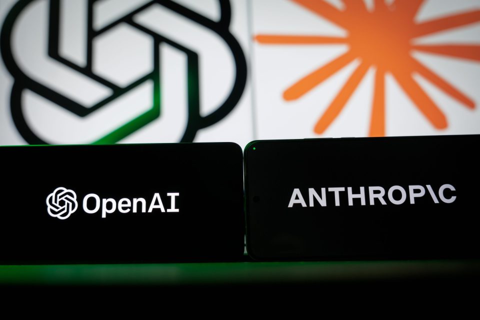 Logos von OpenAI und Anthropic