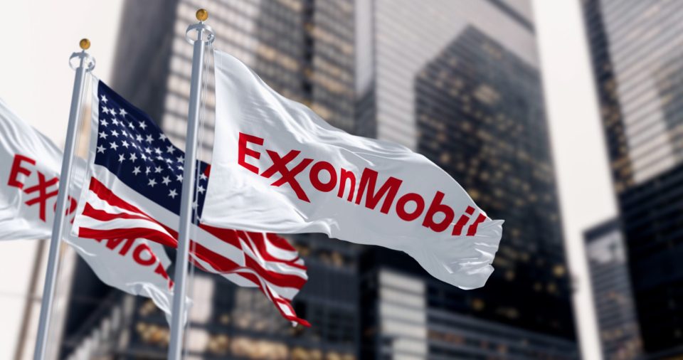 ExxonMobil & USA Flaggen im Wind