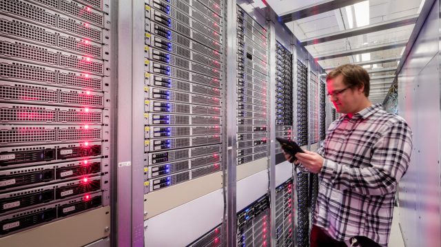 Mitarbeiter in Serverraum