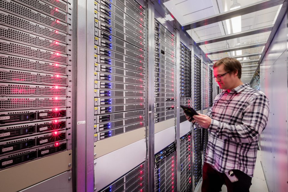 Mitarbeiter in Serverraum