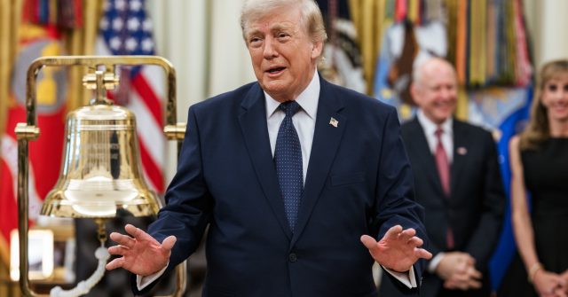 Präsident Donald J. Trump läutet die Eröffnungsglocke der New Yorker Börse und der Nasdaq anlässlich einer Veranstaltung zur Einführung der „Trump Accounts“.