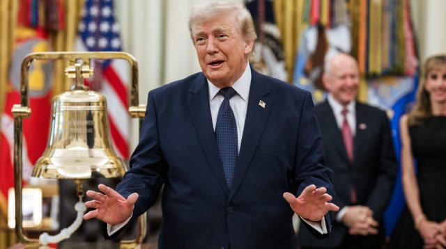 Präsident Donald J. Trump läutet die Eröffnungsglocke der New Yorker Börse und der Nasdaq anlässlich einer Veranstaltung zur Einführung der „Trump Accounts“.