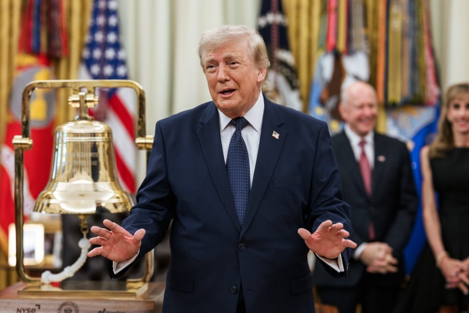 Präsident Donald J. Trump läutet die Eröffnungsglocke der New Yorker Börse und der Nasdaq anlässlich einer Veranstaltung zur Einführung der „Trump Accounts“.