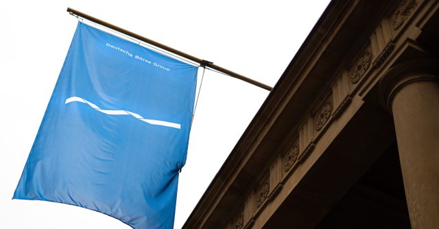 Fahne mit Logo der Deutschen Börse in Frankfurt am Main