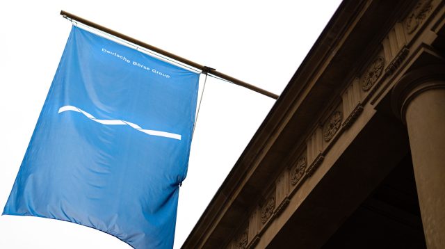 Fahne mit Logo der Deutschen Börse in Frankfurt am Main