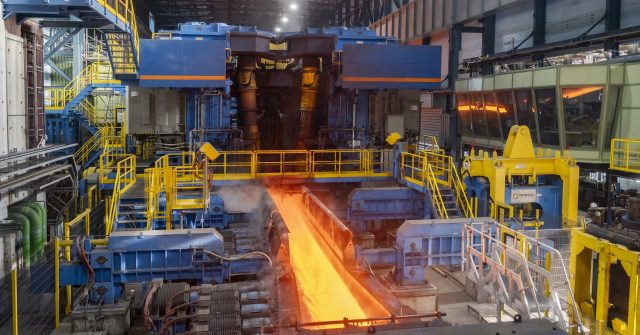 Blick auf die Walzgerüste im Warmbandwerk 4 in Duisburg von Thyssenkrupp