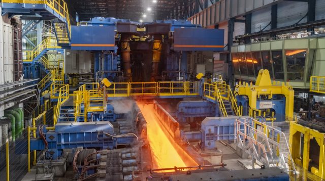 Blick auf die Walzgerüste im Warmbandwerk 4 in Duisburg von Thyssenkrupp