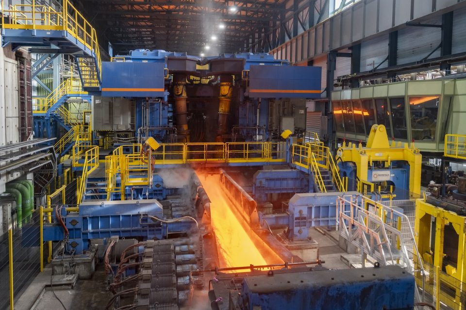 Blick auf die Walzgerüste im Warmbandwerk 4 in Duisburg von Thyssenkrupp
