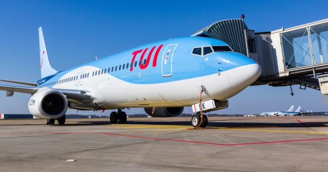 Flugzeug von Tui vorm Boarding