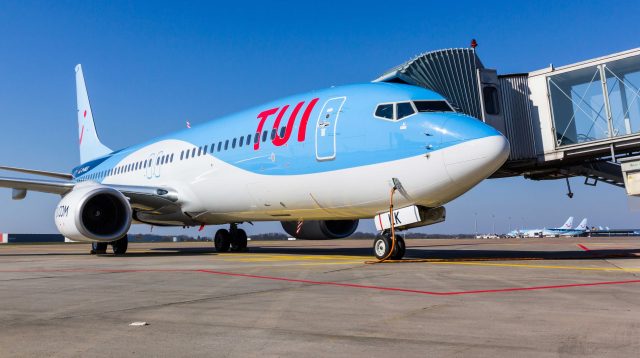 Flugzeug von Tui vorm Boarding
