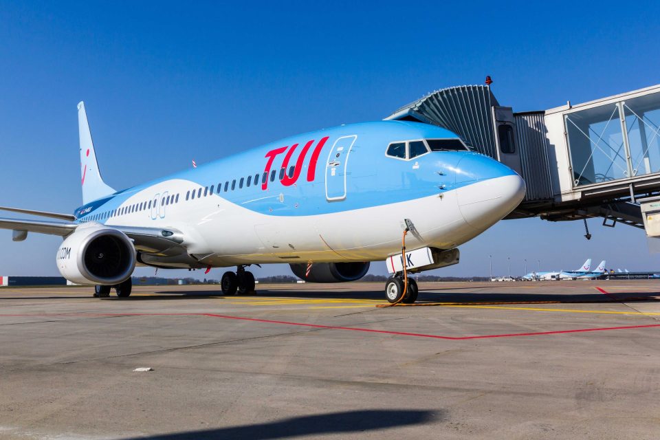 Flugzeug von Tui vorm Boarding