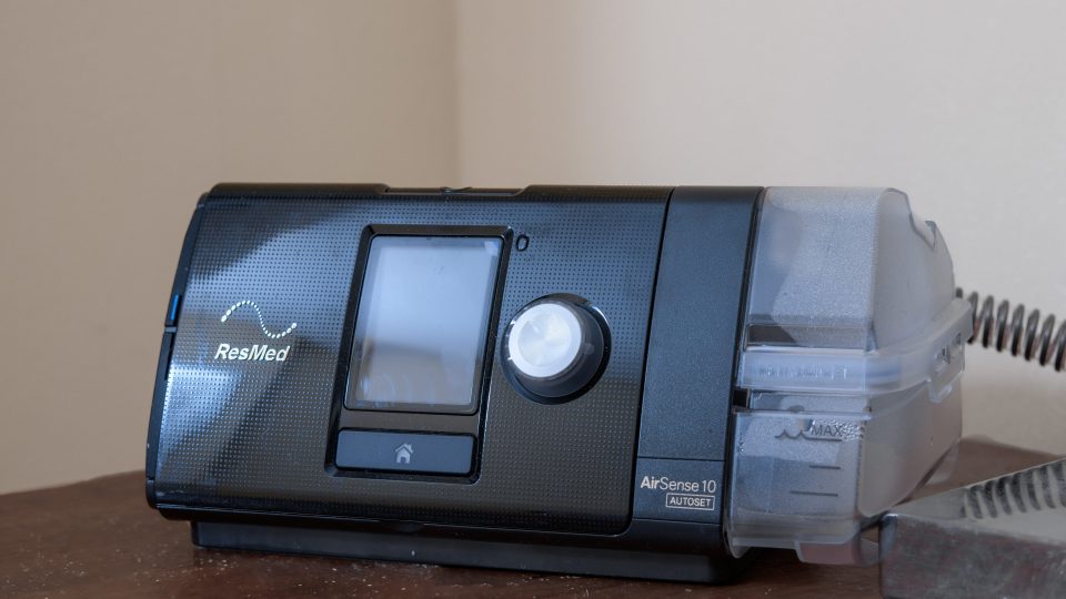 CPAP-Gerät von ResMed zur Behandlung von Schlafapnoe