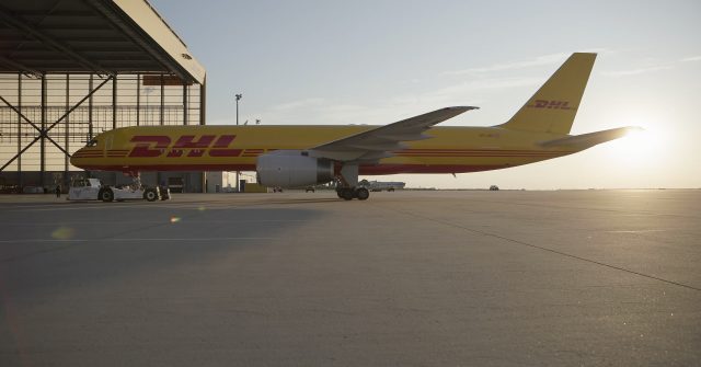 Flugvorbereitungen am HUB Leipzig durch DHL-Flugzeugmechaniker