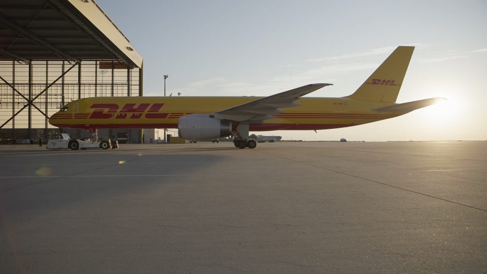 Flugvorbereitungen am HUB Leipzig durch DHL-Flugzeugmechaniker