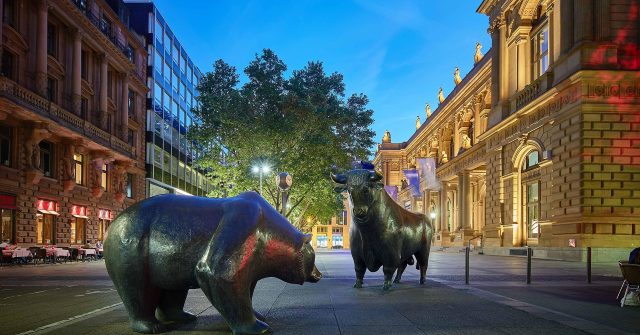 Bulle und Bär – Die Symbolfiguren der Börse in Frankfurt.