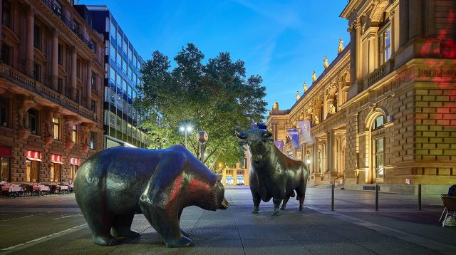Bulle und Bär – Die Symbolfiguren der Börse in Frankfurt.