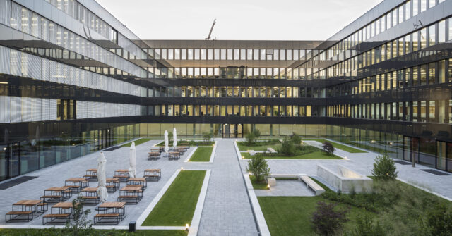 Der Innenhof des Geschäftsgebäudes der Munich Re in der Berliner Straße