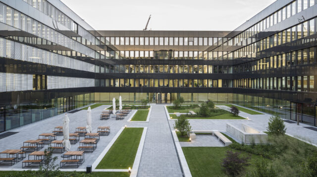 Der Innenhof des Geschäftsgebäudes der Munich Re in der Berliner Straße