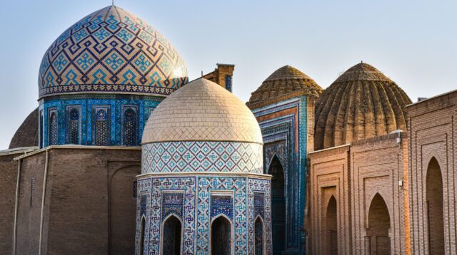 Aussicht auf den historischen Mausoleums-Komplex Shah-i-Zinda in Samarkand, Usbekistan
