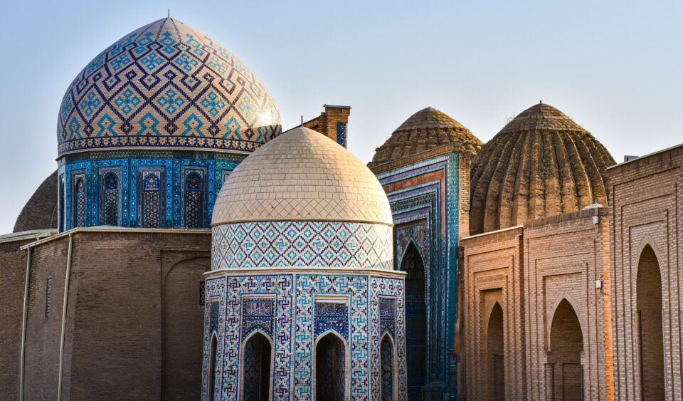 Aussicht auf den historischen Mausoleums-Komplex Shah-i-Zinda in Samarkand, Usbekistan