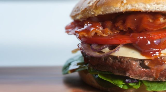 Eine Nahaufnahme eines Burgers