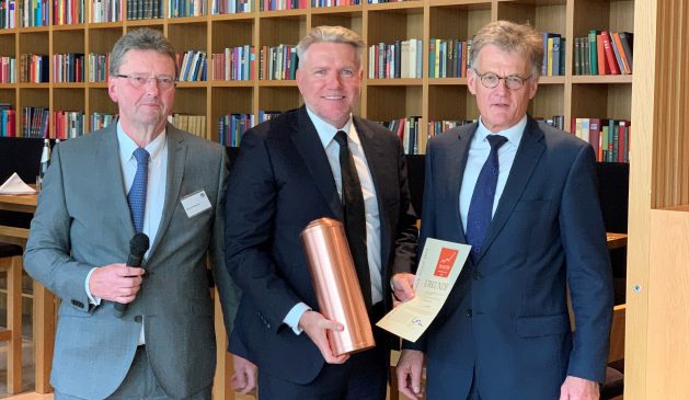 Publity-CEO Thomas Olek (mi.) nimmt den PLATOW-Award in der Kategorie Gewerbeimmobilien von PLATOW-Geschäftsführer Albrecht Schirmacher (re.) und Immobilien-Experte Werner Rohmert (li.) entgegen.