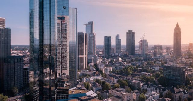 Das Bankenviertel in Frankfurt am Main mit dem Deutsche Bank Tower im Zentrum.