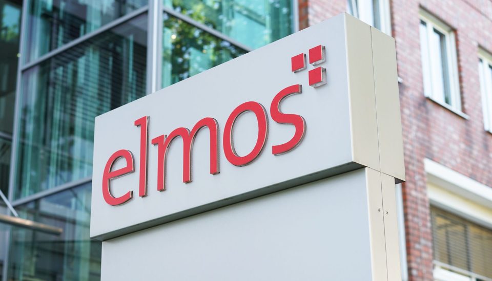 Das Elmos Logo vor einem Firmengebäude