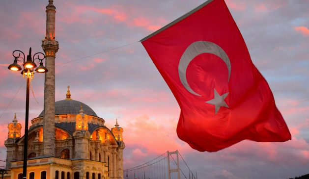 Türkeifahne vor einer Moschee
