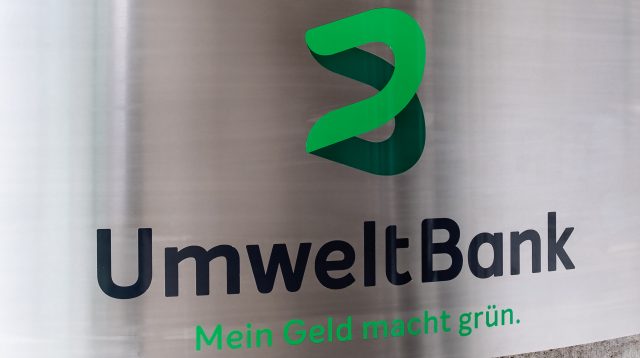 Ein Schild der Umweltbank AG