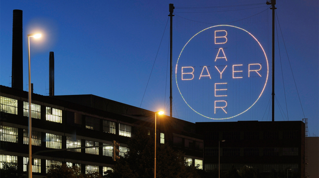 Das Bayer-Kreuz in Leverkusen bei Nacht