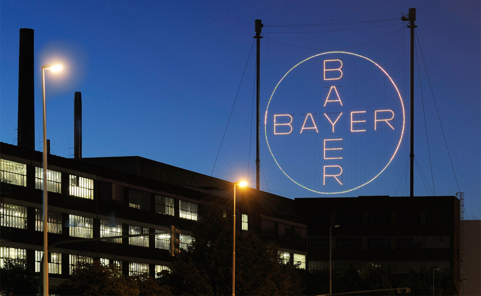 Das Bayer-Kreuz in Leverkusen bei Nacht