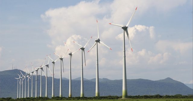 In Reih und Glied stehen die Windräder