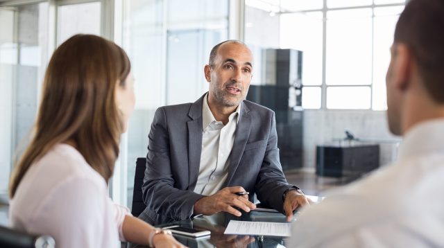 Finanzberater im Beratungsgespräch.