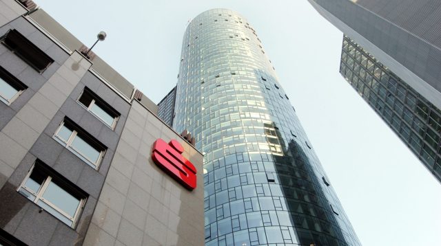 Die Zentrale der Frankfurter Sparkasse gegenüber vom Main Tower in Frankfurt.