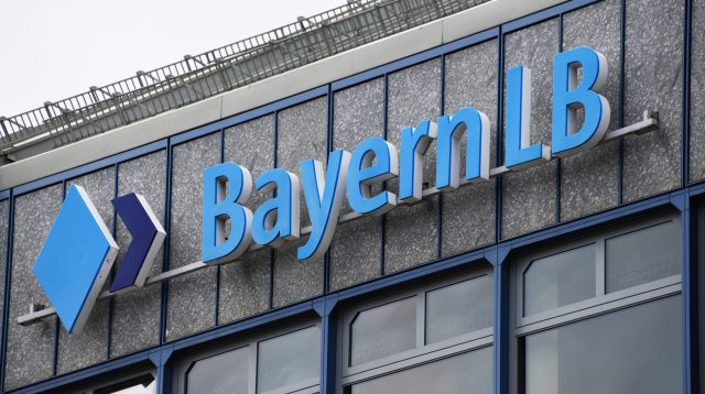 BayernLB Logo am Eingang der Zentrale in München