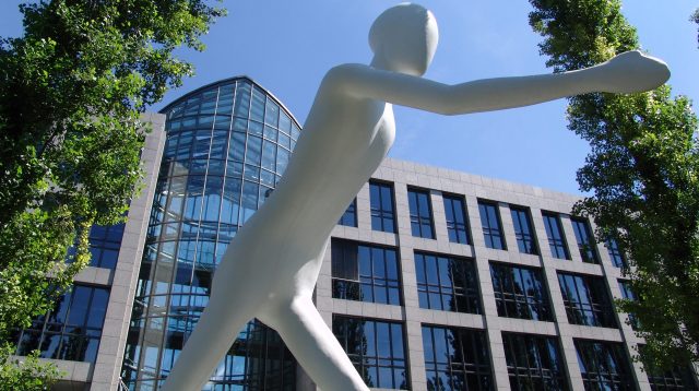 Walking Man, Skulptur von Jonathan Borofsky, vor dem Gebäude der Munich Re