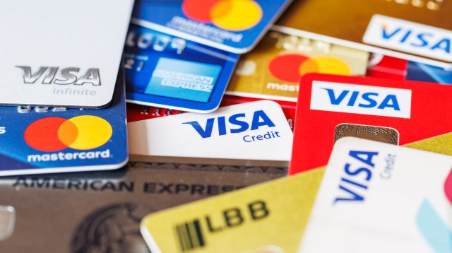 Verschiedene Kreditkarten von Visa, Mastercard und American Express