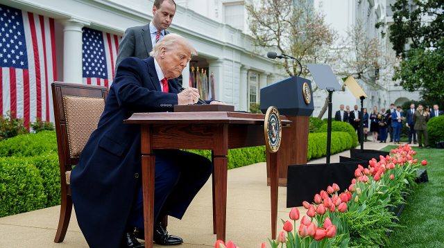 Präsident Donald J. Trump unterzeichnet Exekutivorder zu Zöllen