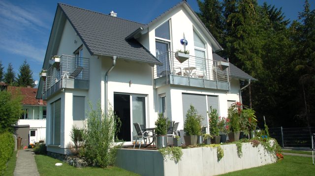 Ein Einfamilienhaus mit Garten